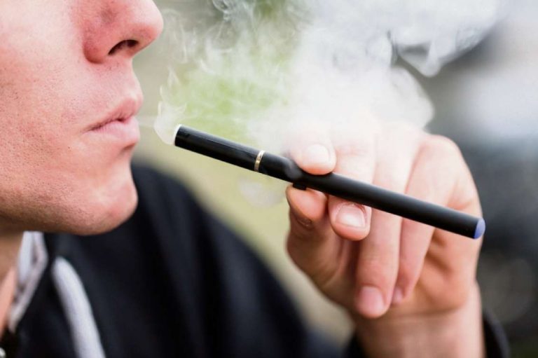 Cigarros eletrônicos que contêm nicotina podem gerar enfarte e AVC