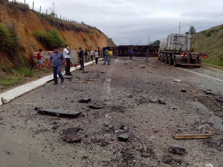 Carreta de granito tomba na ES-080 em Colatina