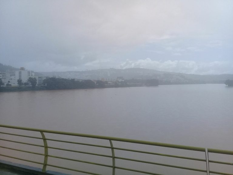 Com as chuvas, nível do Rio Doce sobe em Linhares e Colatina