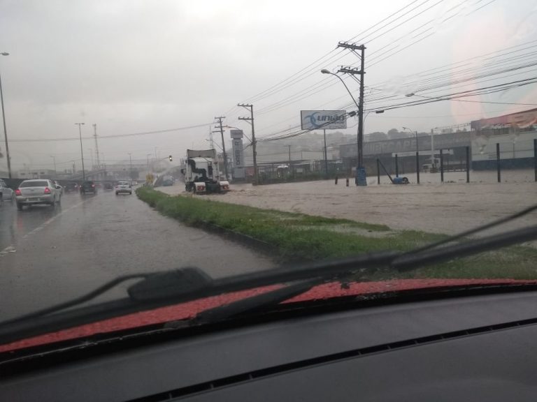 Chuva alaga trechos da BR 101 e dificulta trânsito