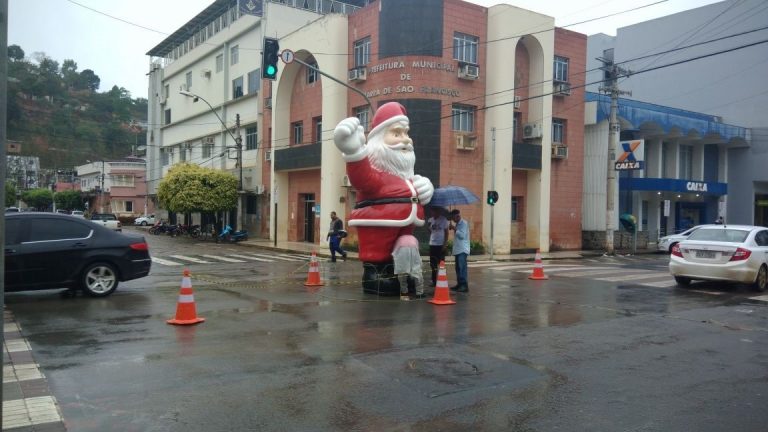 Decoração de Natal vira chacota entre moradores de Barra de São Francisco