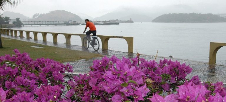Final de semana deve ser de chuva e tempo abafado no Estado