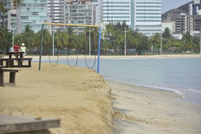 Erosão na Curva da Jurema faz faixa de areia recuar mais de um metro