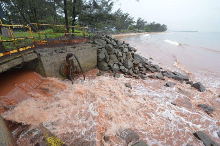 Vazamento de grandes proporções de minério de ferro atinge o mar na Serra