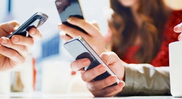 Jovens que passam muito tempo no celular são mais infelizes