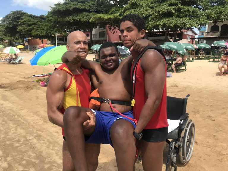 Projeto Praia Acessível leva alegria aos cadeirantes